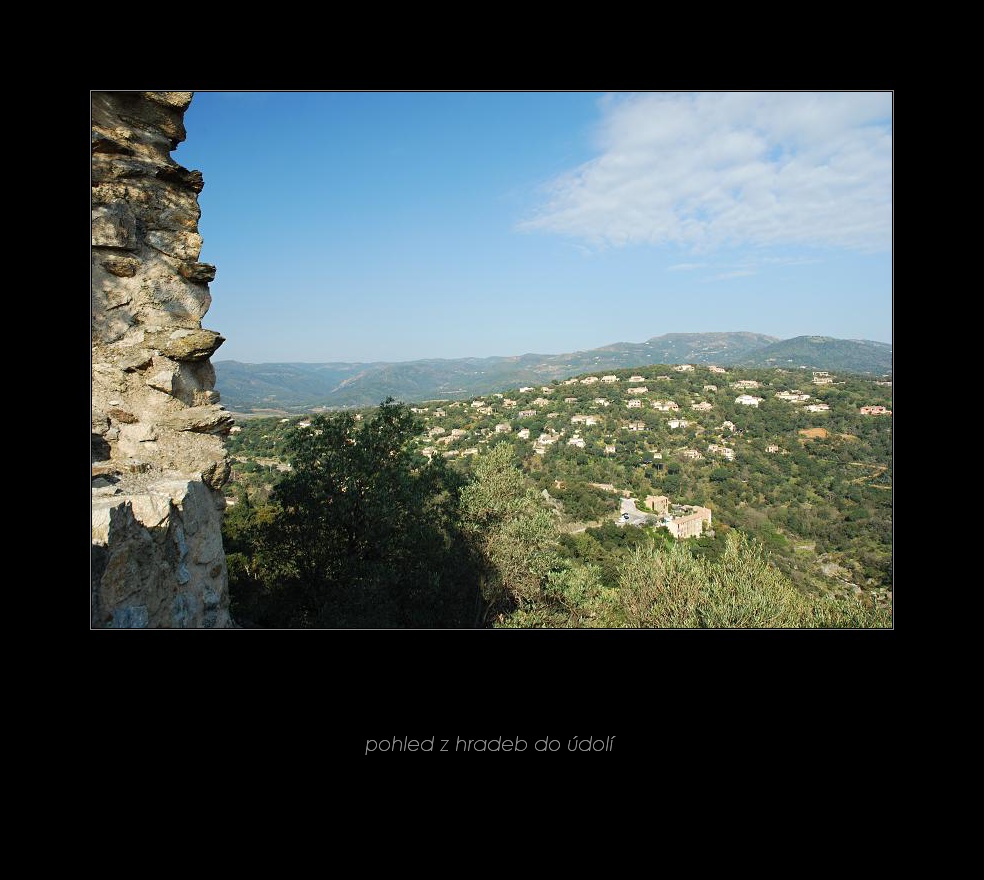 171_Pohled z hradeb hradu Grimaud